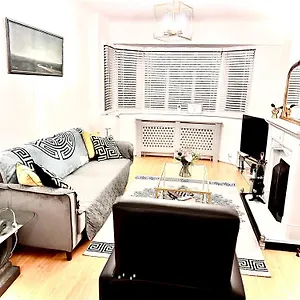 Holiday home Modern Cozy Oasis: Tony's 3-bedroom Retreat, Catford